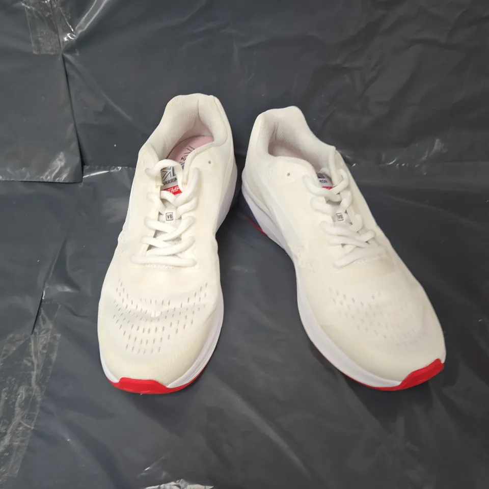 PAIR OF KARRIMOR TEMPO TRAINERS IN WHITE/RED - UK 10