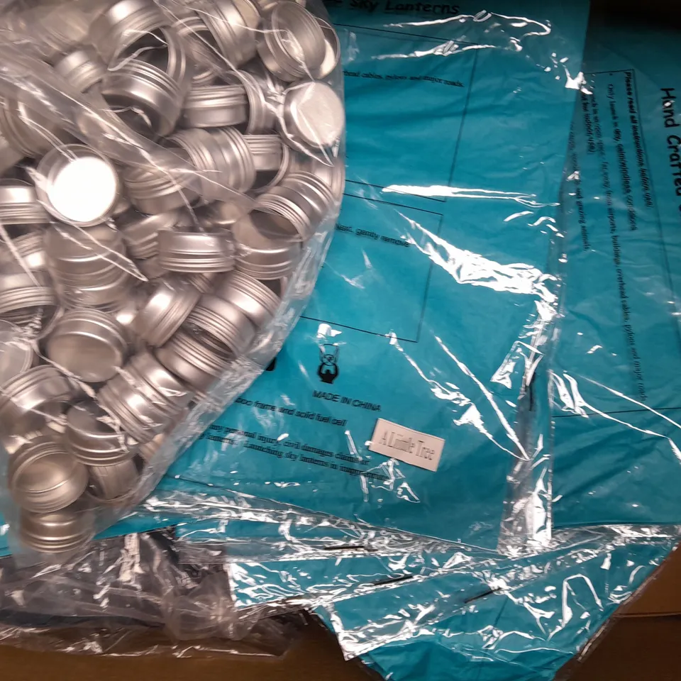 BOX OF APPROXIMATELY 20 ASSORTED HOUSEHOLD ITEMS TO INCLUDE SOLAR DISCO LED TAKE LIGHTS, SET OF 3 CHOPPING MATS, ETC