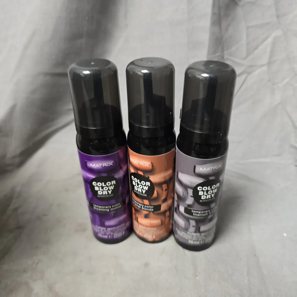 APPROXIMATELY 20 ASSORTED MATRIX BLOW DRY SPRAYS TO INCLUDE CARAMEL BLONDE, BLOOMING ORCHID, TITANIUM SILVER, ETC - COLLECTION ONLY
