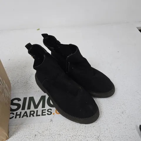 UK 6 WOMEN'S BLACK FAUX SUEDE CHELSEA BOOTS – CHUNKY SOLE (EU 40)