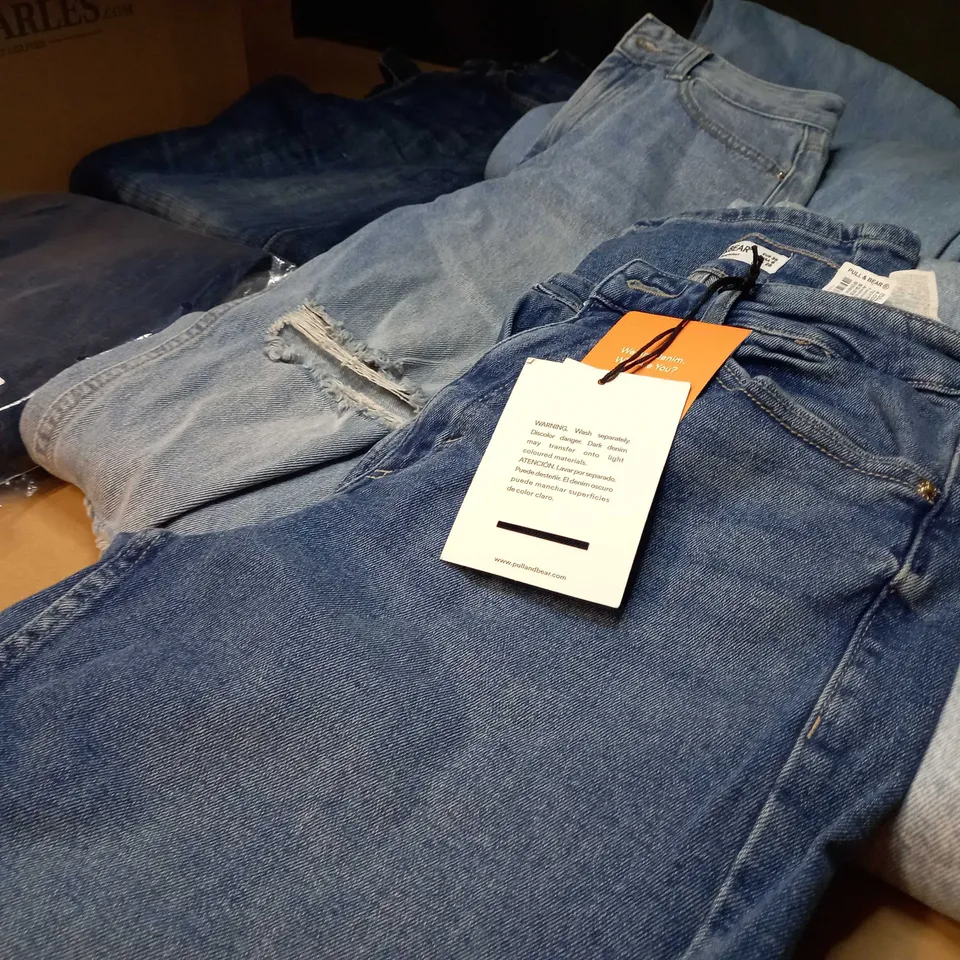 BOX OF APPROX 10 ASSORTED JEANS/DENIM ITEMS VARYING IN SIZE/COLOUR/STYLE
