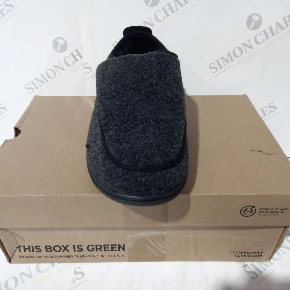 BOXED CLARKS MEN KING SLIPPER IN DARK GREY FELT - SIZE 10 MENS