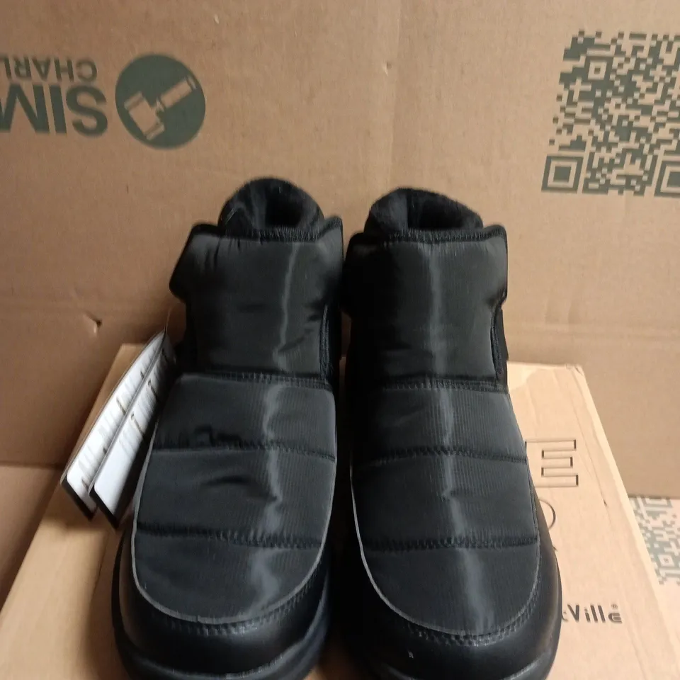BOXED PAIR OF FITVILLE COZYCORE WINTER BOOTS - BLACK, UK 9 
