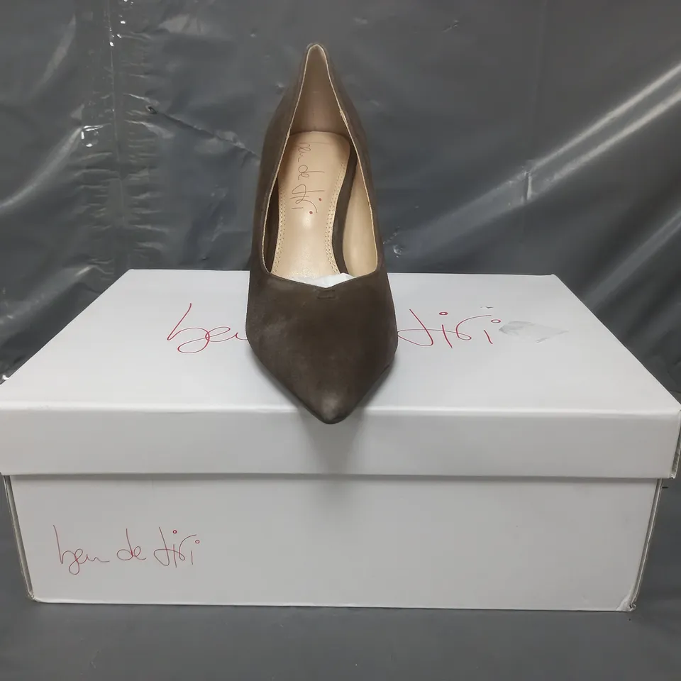 BOXED PAIR OF BEN DE LISI COURT SHOES IN CHOCOLATE SIZE 4