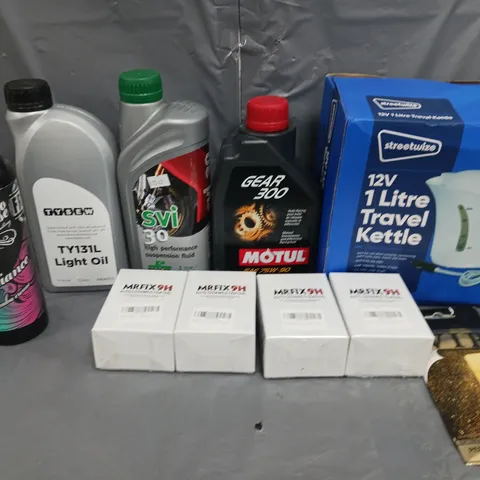 APPROXIMATELY 10 ASSORTED CAR MAINTENANCE PRODUCTS AND ACCESSORIES TO INCLUDE; TRAVEL KETTLE, CERAMIC COATING, 07 VIP PERFUME AND AUTO FINESSE WAX