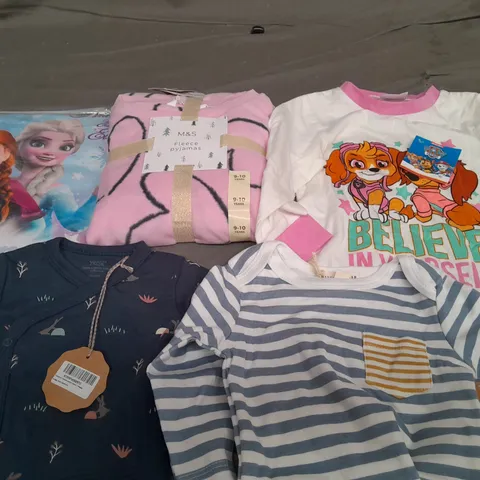 APPROXIMATELY 30 ASSORTED KIDS CLOTHING TO INCLUDE M&S FLEECE PYJAMAS 9-10 YEARS, DISNEY FROZEN PYJAMAS 2-3 YEARS, RABBIT BEAR BODY SUIT 6-9 MONTHS