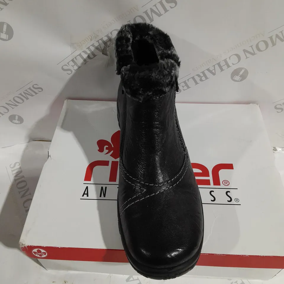 BOXED PAIR OF RIEKER ANKLE BOOTS WITH FUR CUFF IN BLACK - SIZE 6.5