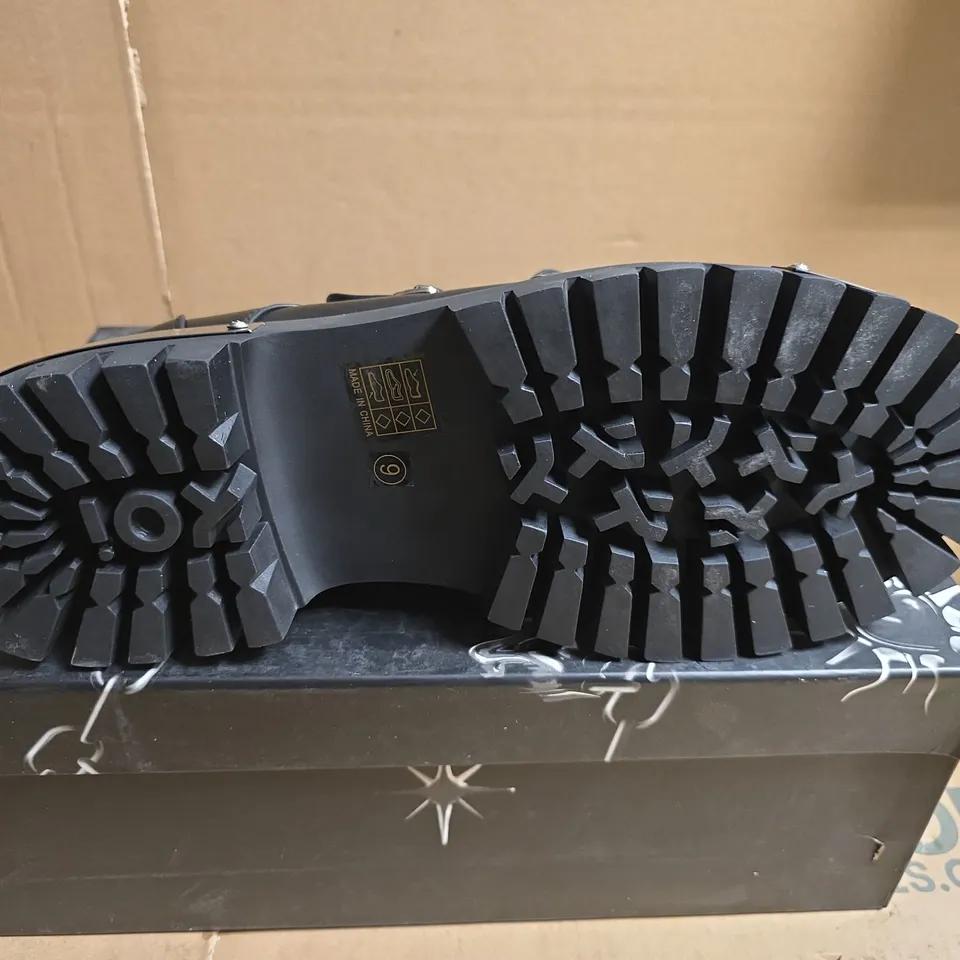 BOXED PAIR OF KOI HIDDEN IN SOLITUDE BLACK BOOTS – UK SIZE 9