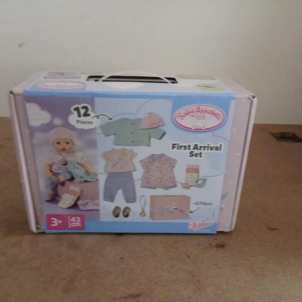 BABY ANNABELL FIRST ARRIVAL SET – 12-PIECE CLOTHING & ACCESSORIES (AGE 3+)