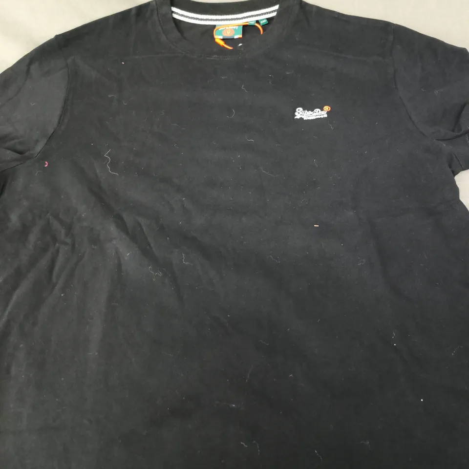 SUPERDRY ESSENTIAL CONTRAST EMB TEE – 2XL