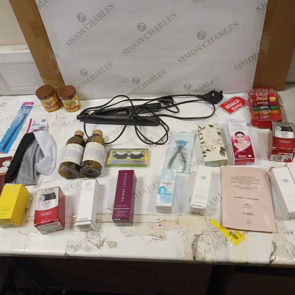LOT OF APPROXIMATELY 20 HEALTH AND BEAUTY ITEMS TO INCLUDE GHD STRAIGHTENERS, COCA COLA LIPSMACKERS SET, AND CUTICLE NIPPER ETC.