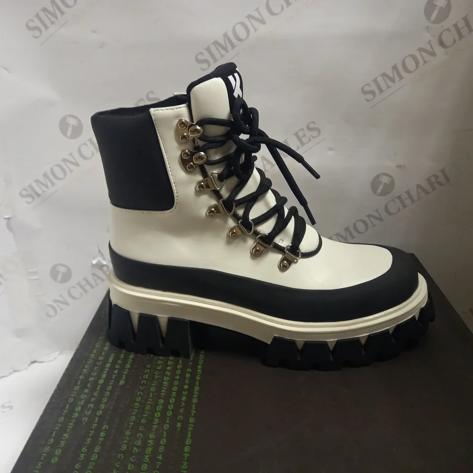 KOI VEGAN SYNDROME HIKING BOOTS - WHITE/BLACK SIZE 5