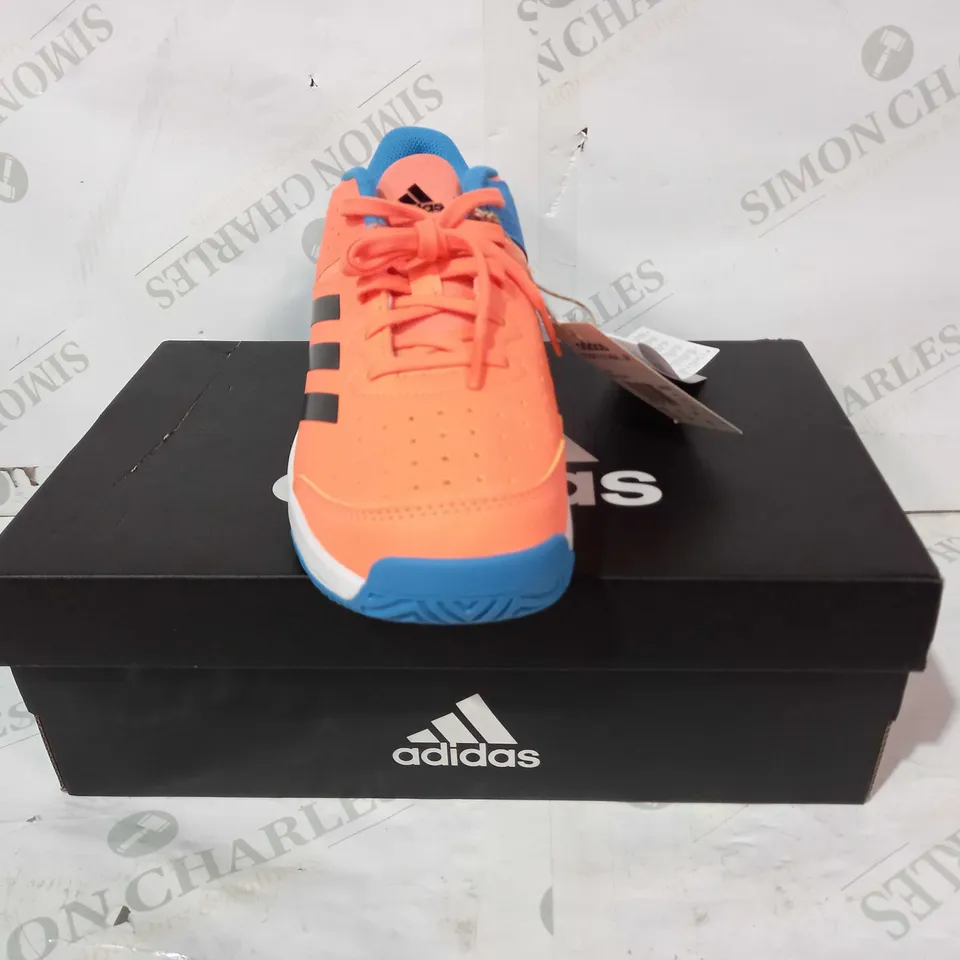 BOXED PAIR OF ADIDAS COURT STABIL JR TRAINERS IN ORANGE/BLUE UK SIZE 5.5