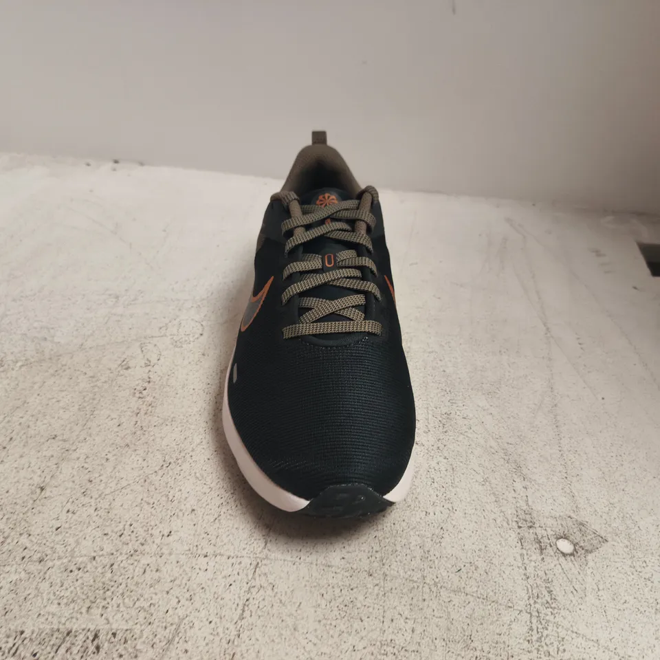 BOXED PAIR OF NIKE DOWNSHIFTER 12 TRAINERS IN BLACK/GREY/BRONZE SIZE UK 6.5