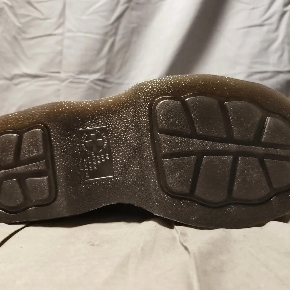 BOXED PAIR OF DR MARTENS BUZZ HI BOOTS IN BLACK SIZE UK 4