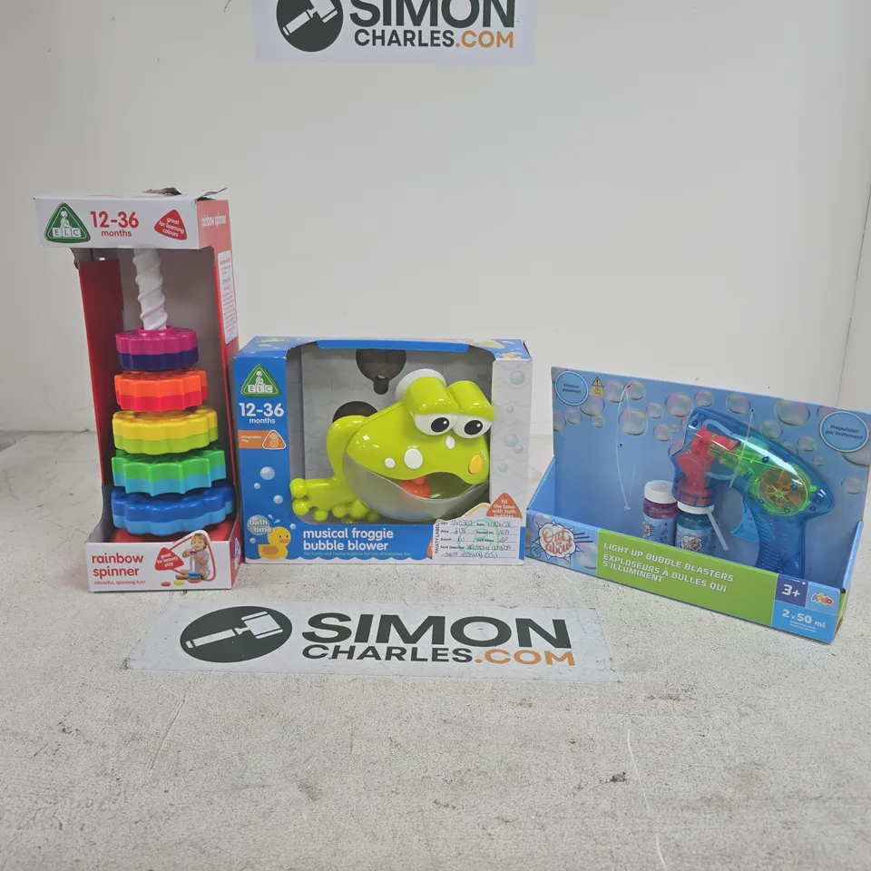 APPROXIMATELY 12 ASSORTED TOYS & GAMES PRODUCTS TO INCLUDE RAINBOW SPINNER, LIGHT UP BUBBLE BLASTERS, MUSICAL FROGGIE BUBBLE BLOWER, ETC