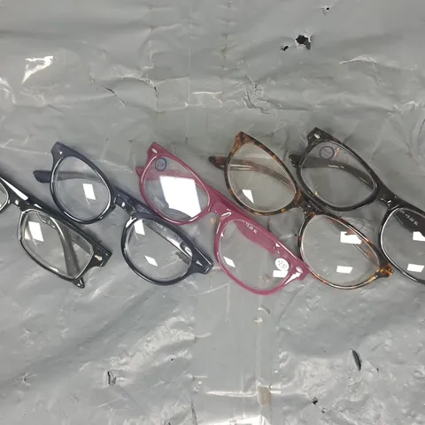 BOX OF APPROXIMATELY 10 ASSORTED HOUSEHOLD AND FASHION ITEMS IN VARIOUS COLOURS, SIZES, AND STYLES - COLLECTION ONLY