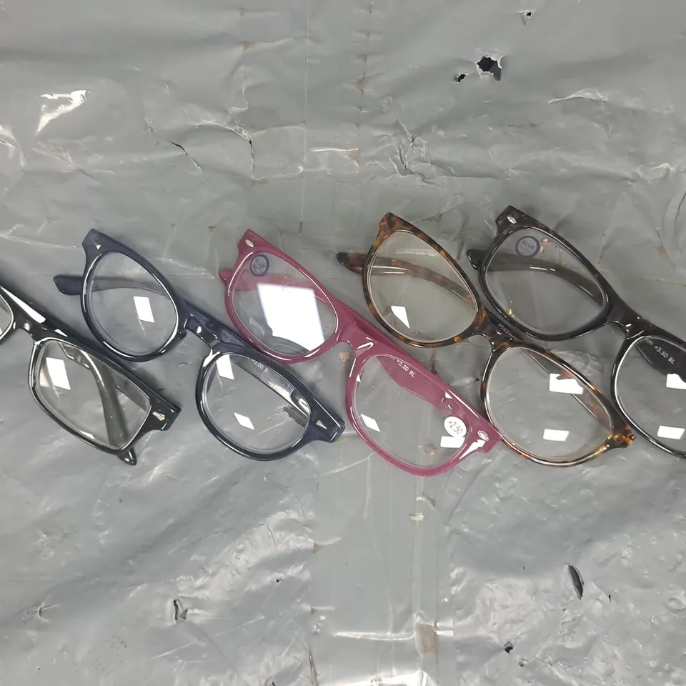 BOX OF APPROXIMATELY 10 ASSORTED HOUSEHOLD AND FASHION ITEMS IN VARIOUS COLOURS, SIZES, AND STYLES - COLLECTION ONLY