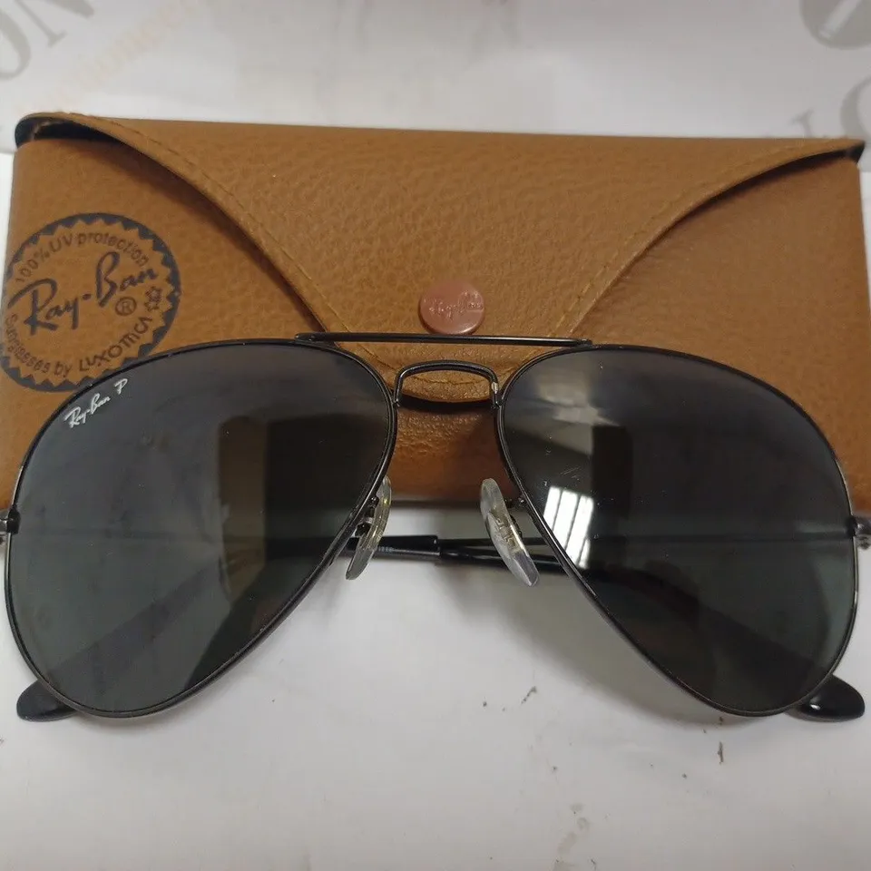 RAYBAN BLACK FRAMED AVIATOR SUNGLASSES