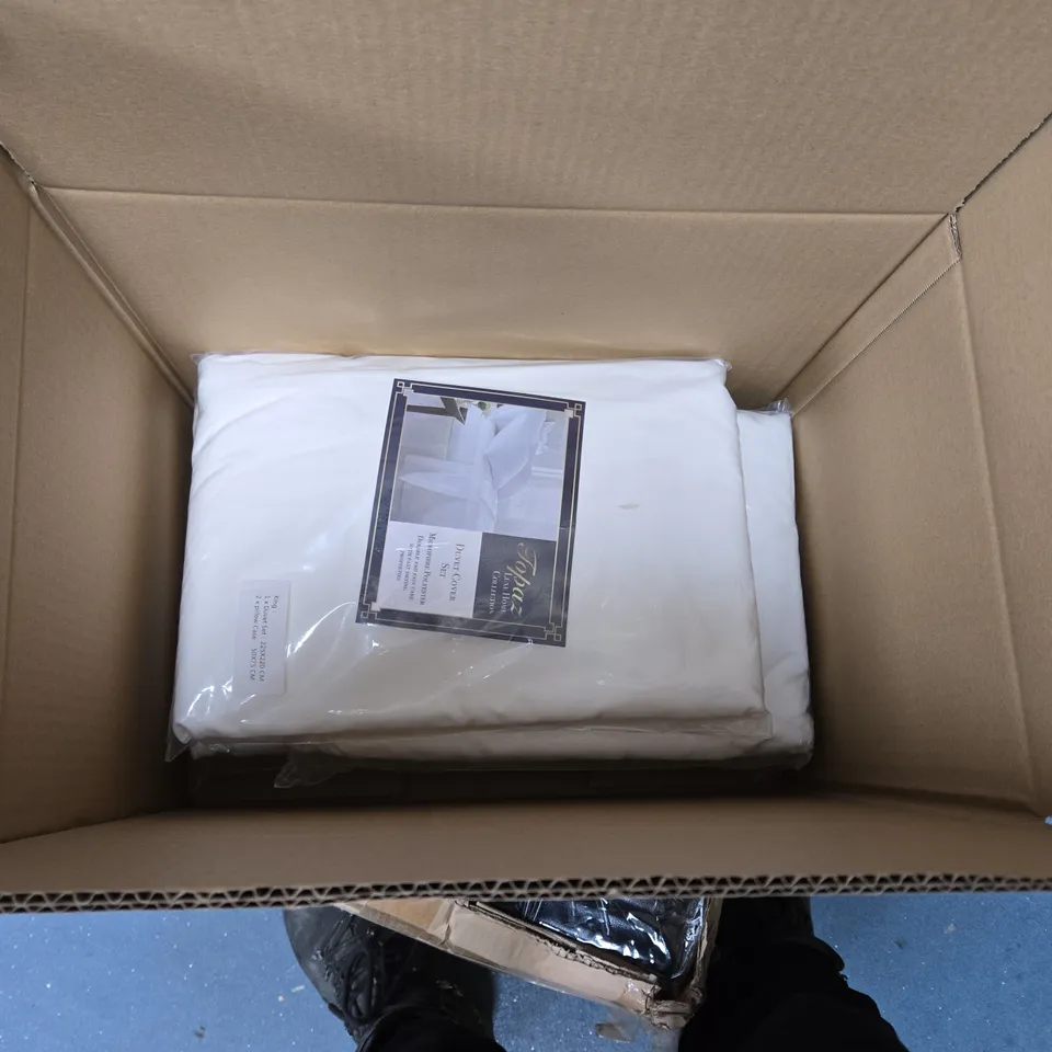 TOPAZ LUXE HOME DUVET COVER SET – KING, WHITE, MICROFIBRE POLYESTER, BOX OF APPROXIMATELY 4