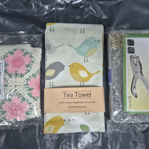 APPROXIMATELY 10 ASSORTED HOUSEHOLD ITEMS TO INCLUDE SINGLE HOLE PUNCH, TEA TOWEL, ETC