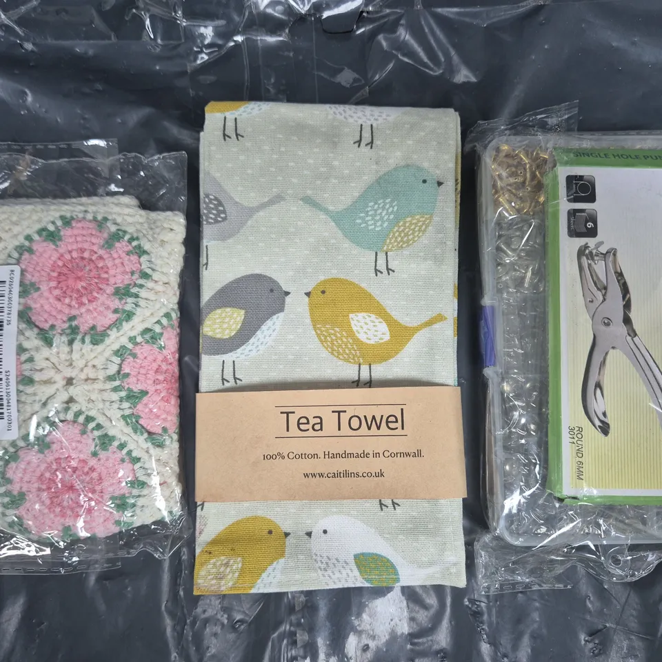 APPROXIMATELY 10 ASSORTED HOUSEHOLD ITEMS TO INCLUDE SINGLE HOLE PUNCH, TEA TOWEL, ETC