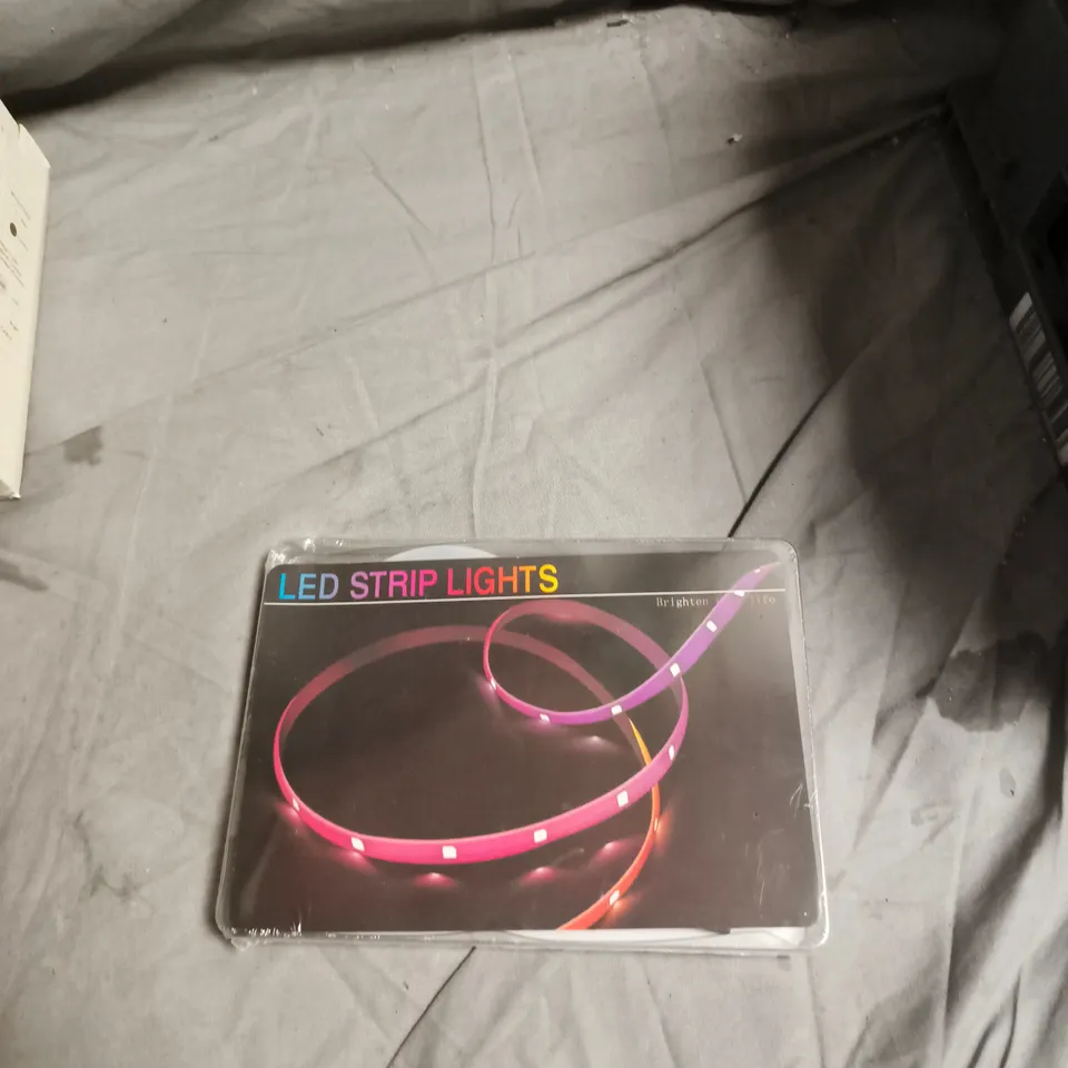 BOX OF APPROXIMATELY 7 ASSORTED ELECTRIC ITEMS INCLUDING DIDI UPLIGHTER , XHORSE ADAPTER AND LED STRIP LIGHTS 