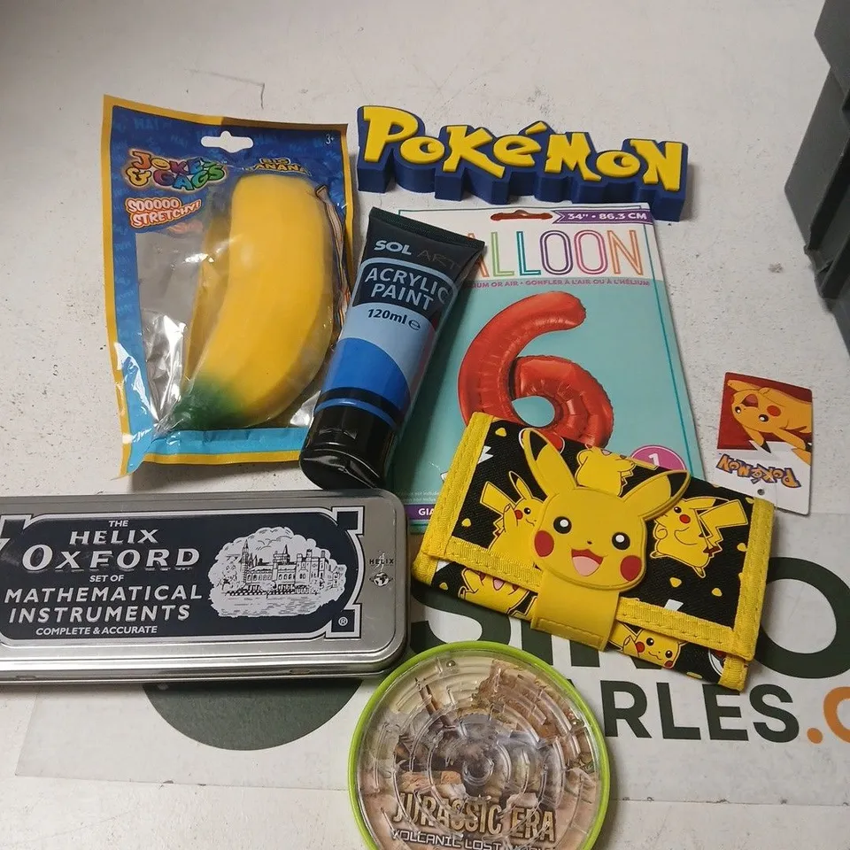 APPROXIMATELY 10 ASSORTED TOYS AND GAMES TO INCLUDE GAG BANANA, PAINTS, POKEMON WALLET ETC 