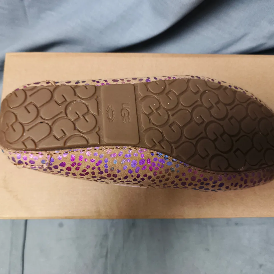 BOXED PAIR OF UGG KID'S DAKOTA SPOTS SHOES IN MULTICOLOUR SIZE UK 2