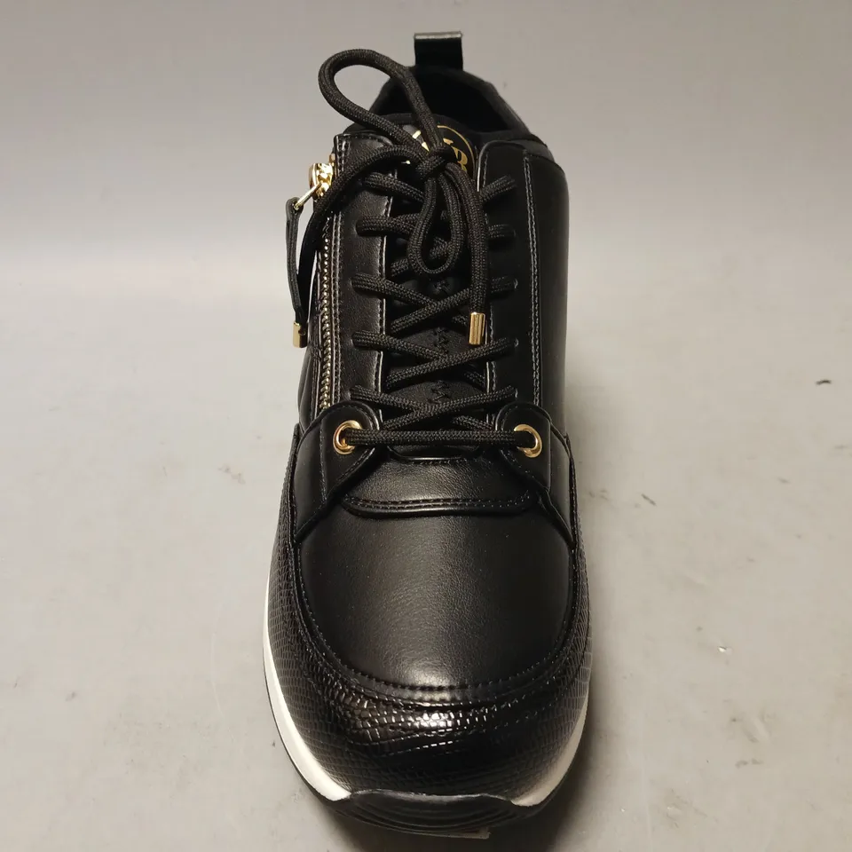 BOXED PAIR OF DESIGNER SHOES IN BLACK SIZE 8
