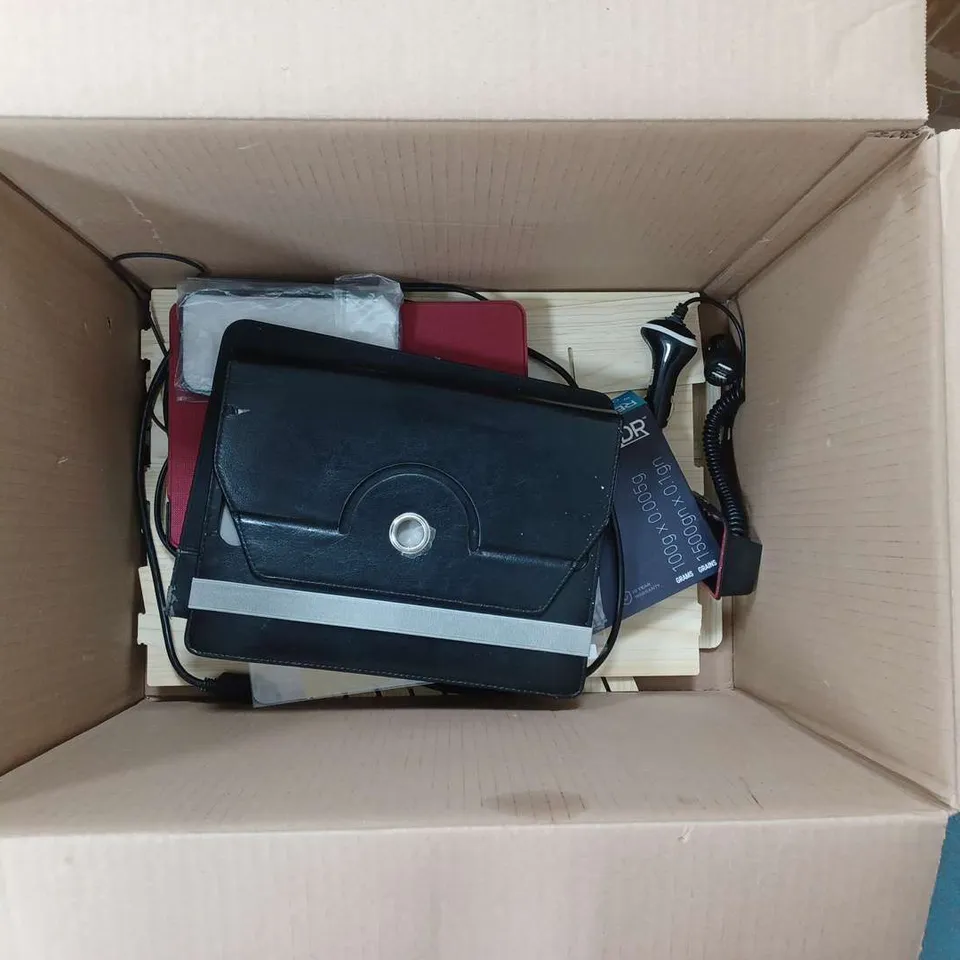 LOT OF APPROXIMATELY 12 HOUSEHOLD ITEMS TO INCLUDE GHOSTBUSTERS PENCIL CASE, EARPODS AND TOYS