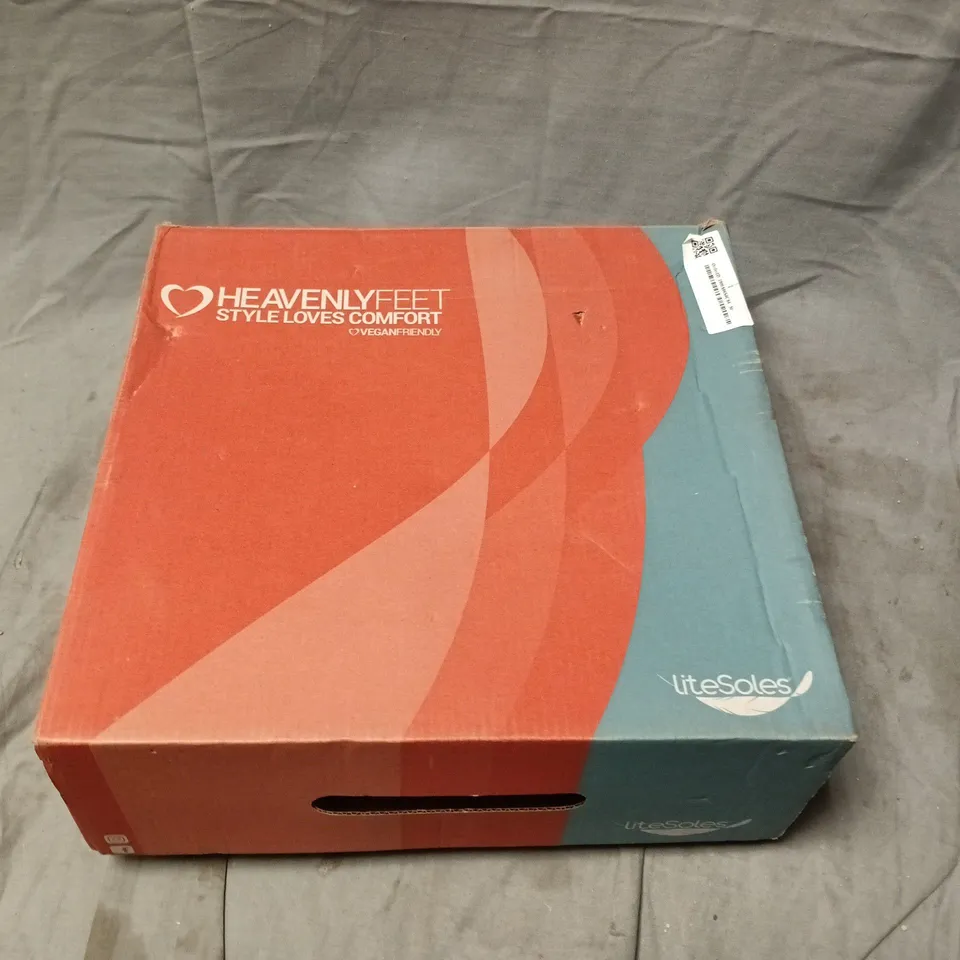 BOXED HEAVENLY FEET ZINNIA BLACK BOOTS – UK 4