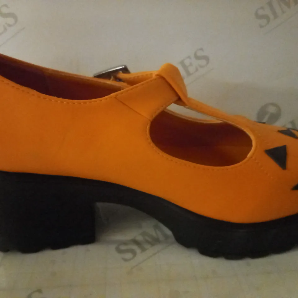 BOXED PAIR OF KOI WOMEN'S SAI PUMPKIN POISON MARY JANES SIZE 6