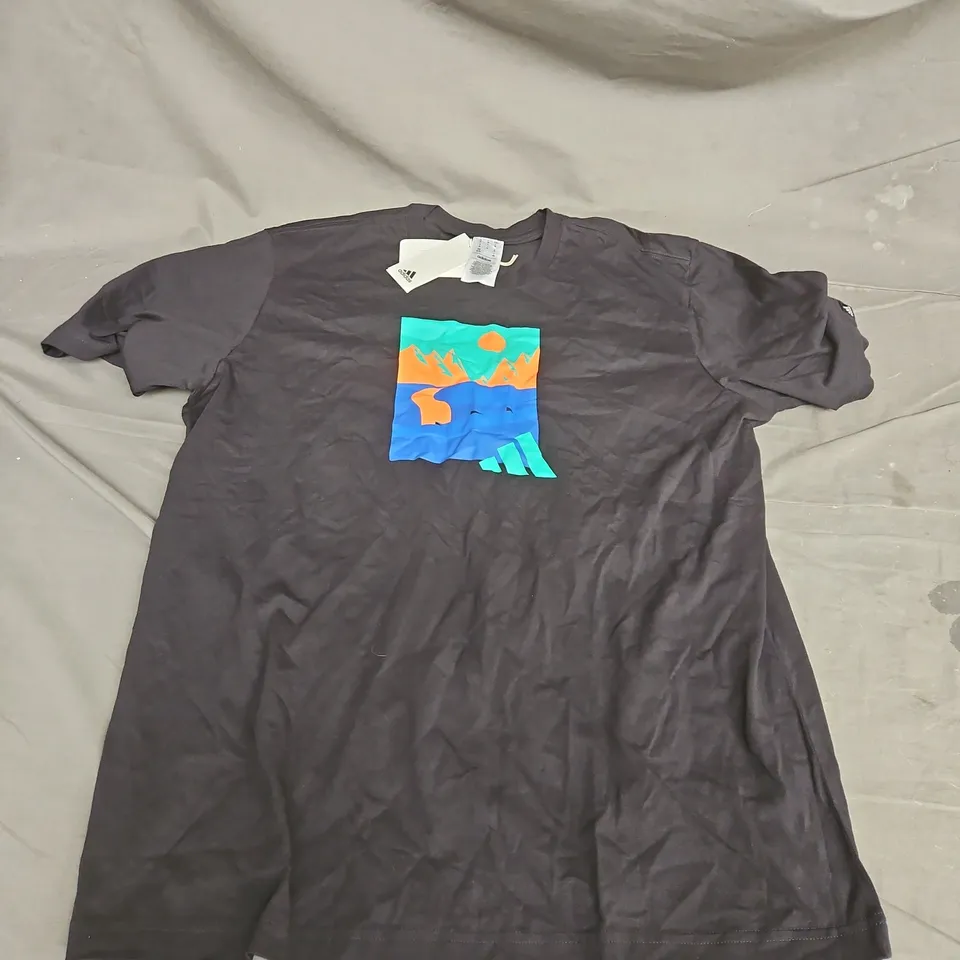 ADIDAS ICONIC PLACES TEE IN BLACK - UK XL