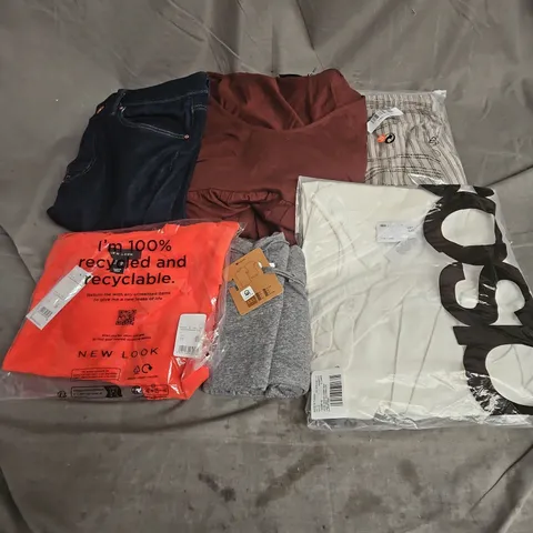 BOX OF APPROXIMATELY 20 ASSORTED CLOTHING ITEMS TO INCLUDE TOPS, DRESS, JEANS, ETC
