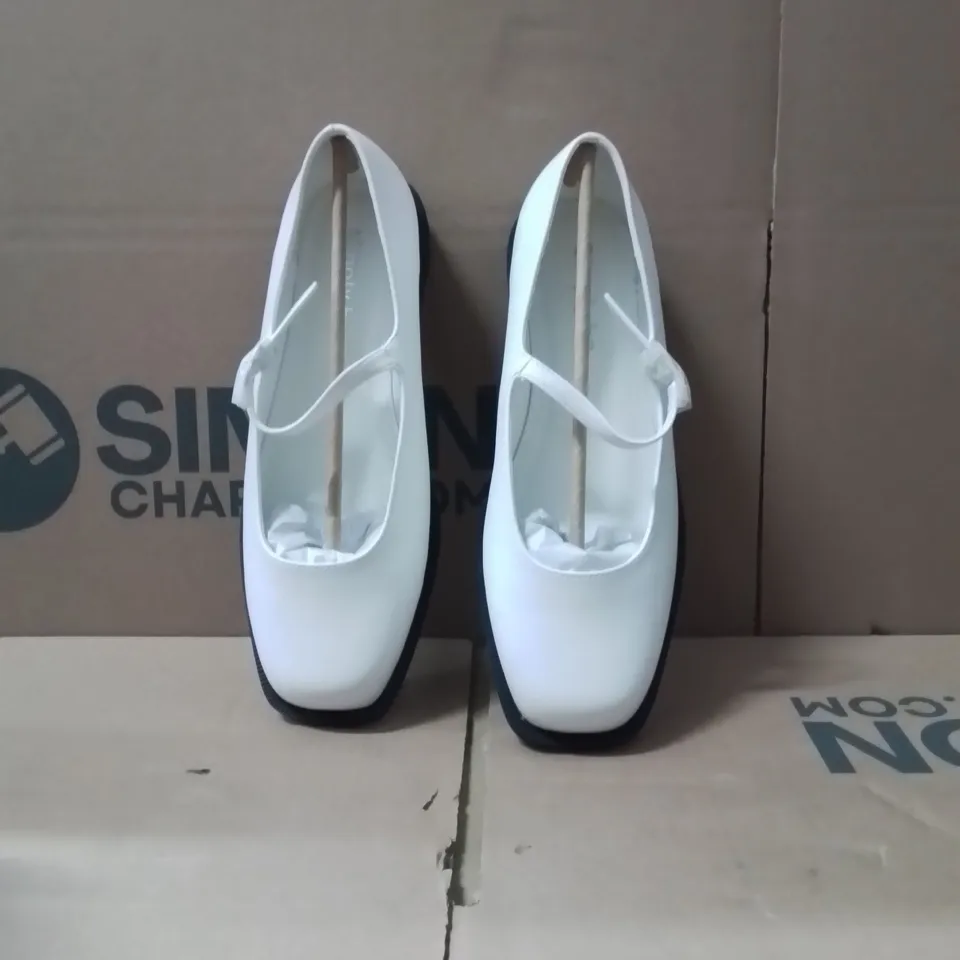 BOXED BRAND NEW APPROXIMATELY 9 SIMPLY BE BROOK EX WIDE SHOES SIZE 6 ECRU