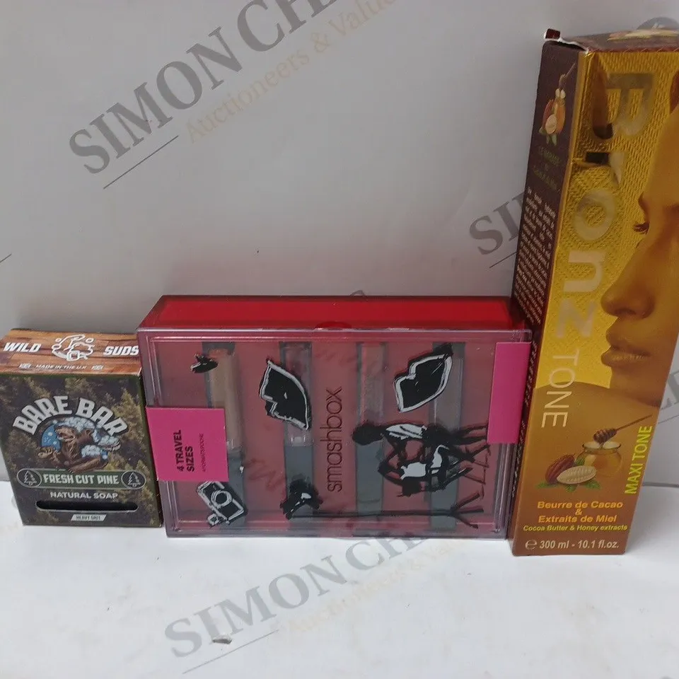 BOX OF APPROXIMATELY 20 ASSORTED COSMETIC ITEMS TO INCLUDE BEAR BAR, BRONZ, SMASHBOX, ETC