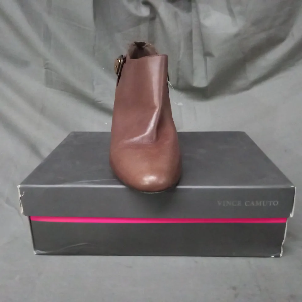 BOXED PAIR OF VINCE CAMUTO VAYDA HEELED LEATHER SHOES IN BROWN EU SIZE 41