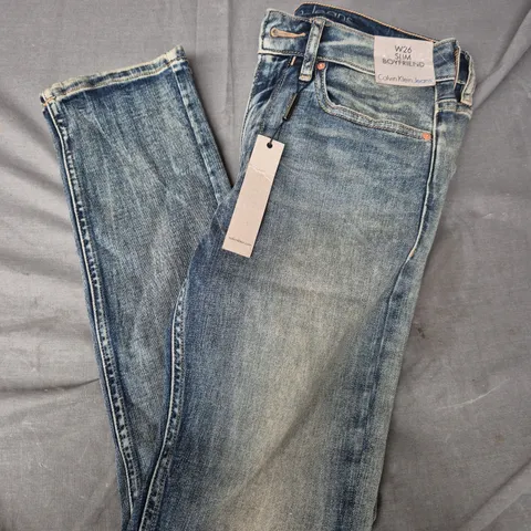 CALVIN KLEIN SLIM BOYFRIEND JEANS IN WASHED BLUE - W26