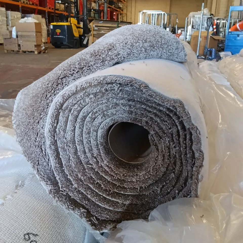 ROLL OF QUALITY ECLIPSE CARPET // APPROX SIZE: 4.0 X 6.0m
