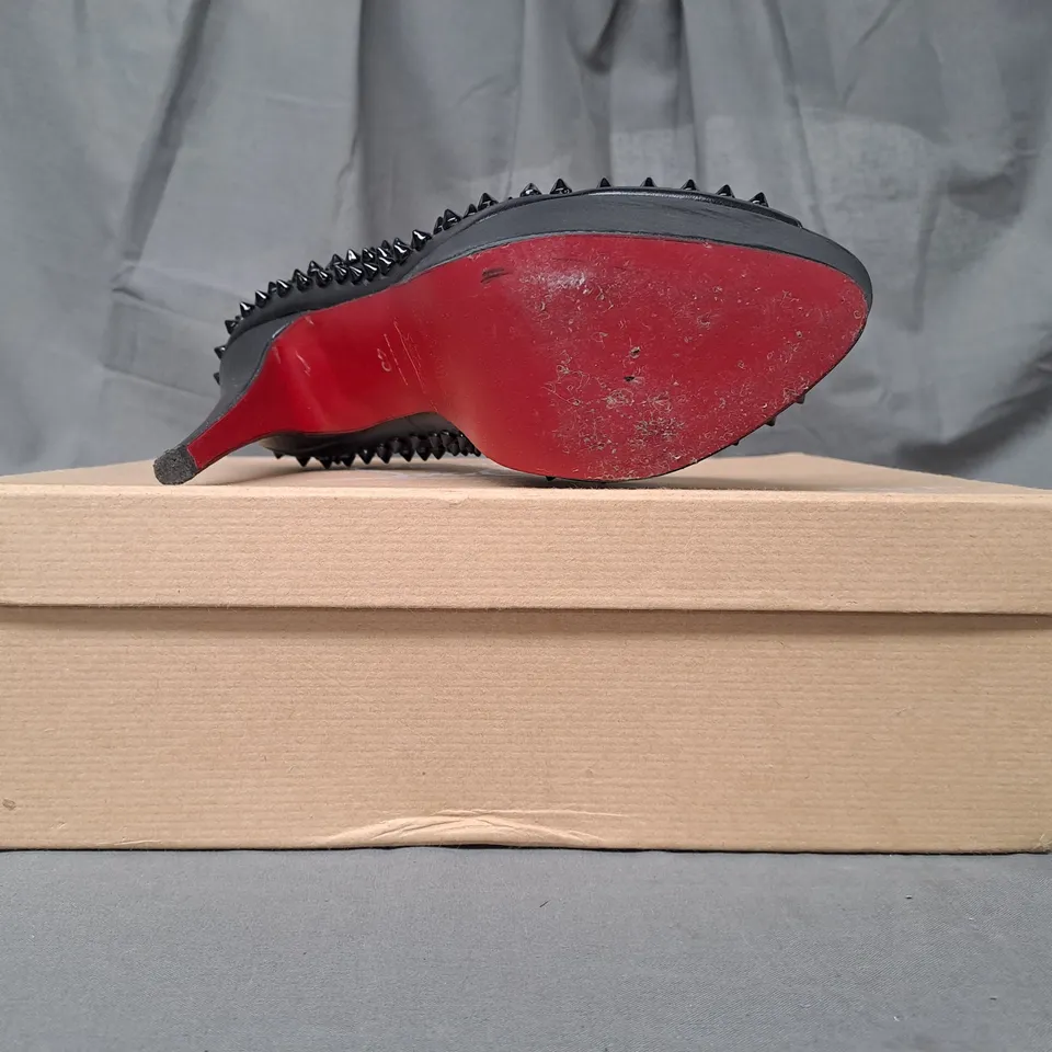 BOXED PAIR OF CHRISTIAN LOUBOUTIN PEEP TOE PLATFORM HIGH HEEL SHOES IN BLACK W. SPIKE STUDS EU SIZE 40