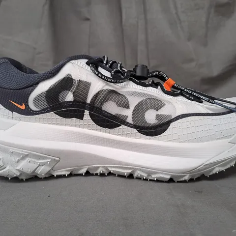 BOXED PAIR OF NIKE ACG MOUNTAIN FLY 2 LOW SHOES IN WHITE UK SIZE 9