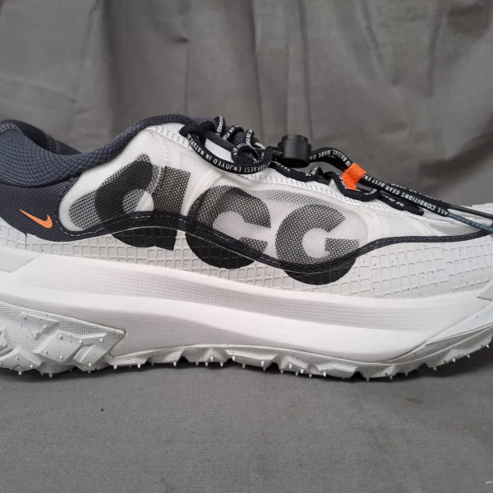 BOXED PAIR OF NIKE ACG MOUNTAIN FLY 2 LOW SHOES IN WHITE UK SIZE 9