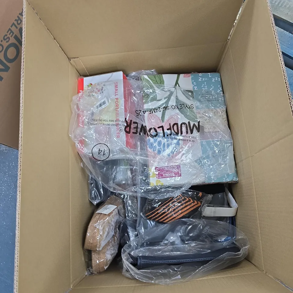 BOX OF APPROXIMATELY 15 ASSORTED ITEMS TO INCLUDE: MUDFLOWER CARDIGAN 