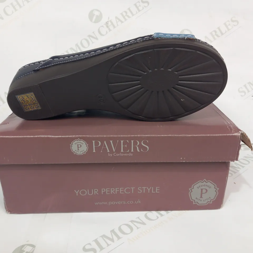 BOXED PAIR OF PAVERS OPEN TOE CROSS OVER WEDGE SANDALS IN NAVY BLUE EU SIZE 40