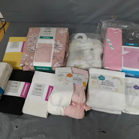 APPROXIMATELY 8 ASSORTED HOUSEHOLD ITEMS TO INCLUDE VARIOUS BEDDING IN VARIOUS SIZES AND STYLES