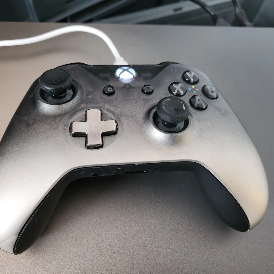 MICROSOFT XBOX ONE X 1TB GAMES CONSOLE - GRADIENT SILVER 