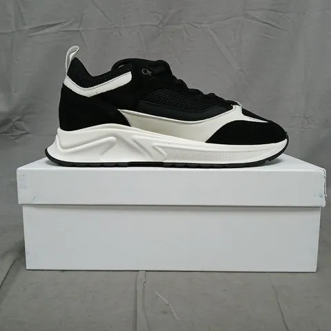 BOXED PAIR OF CLEENS ESSENTIAL RUNNER TRAINERS IN VIPER BLACK/WHITE SIZE UK 9