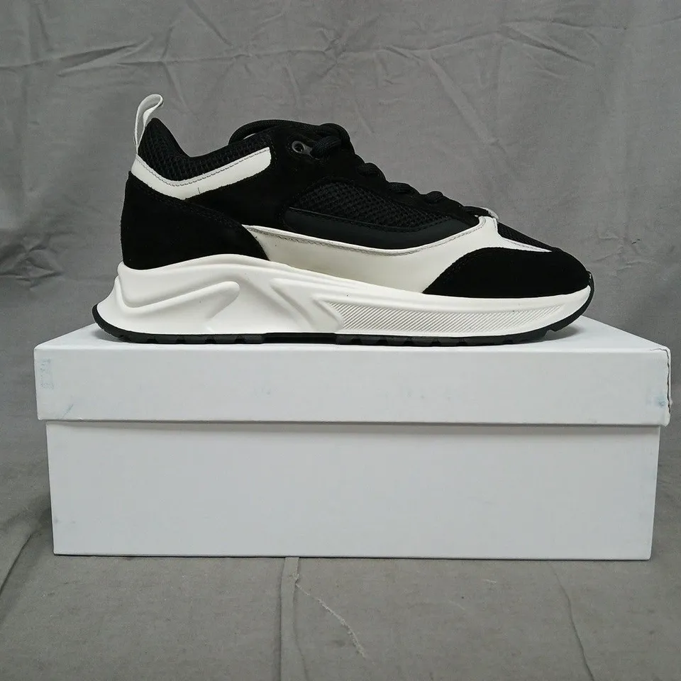BOXED PAIR OF CLEENS ESSENTIAL RUNNER TRAINERS IN VIPER BLACK/WHITE SIZE UK 9