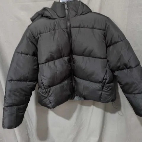 BOX OF APPROXIMATELY 20 ASSORTED CLOTHING ITEMS TO INCLUDE: BLACK PUFFER COAT AND BLUE PARKA